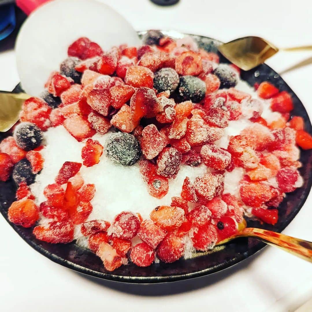 島田佳奈のインスタグラム：「相変わらず毎晩食べてるかき氷🍧 ヨーグルト氷にベリーと練乳をトッピングしたり、ブルーハワイにマンゴーカルピスでカラフルにしたり。 旦那の創意工夫スキルがふんだんに発揮されていて、毎日楽しみ♡  #たまに撮り忘れる #ちな1人分ではない #デカく盛り付けて3人でつつくスタイル笑」