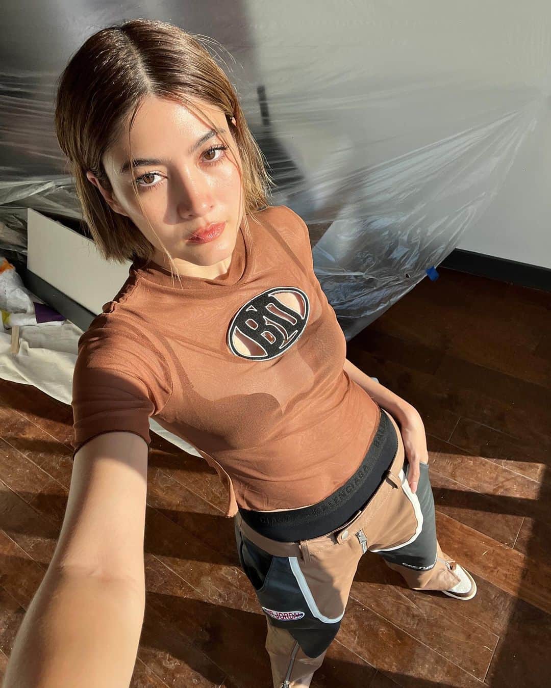 マギー・ラースリー・バーレンシエガーのインスタグラム：「Good bye july 2023. I will remember you forever. You have given me a lot of lessons in life. Tested me with things i could never ever imagine and never prepared for. Lots of emotions have happen during those tough times sadness, anger , rage. You remind me how it feels to loose your loved ones.show me that people will test your patience see how calm can you be or even tries to bring out your dark side. And yes! people can smile at you and stab your back. Some days i don’t even know what is real and what is a lie. Who to trust. I have always been positive and look things on a bright side but trust me there are days that everything goes dark and i don’t see any light. God know how hard it is to smile and pretend that you are fine. There are good days, bad day and f**ked up days too but its ok its fine we all go through that and its normal. อย่างน้อยช่วงเวลาเฮงซวยก็ยังได้ความสวยมา (นนลดไป5โล) สุดท้าย อย่าโลกสวยให้มันมากนักอีกี้」