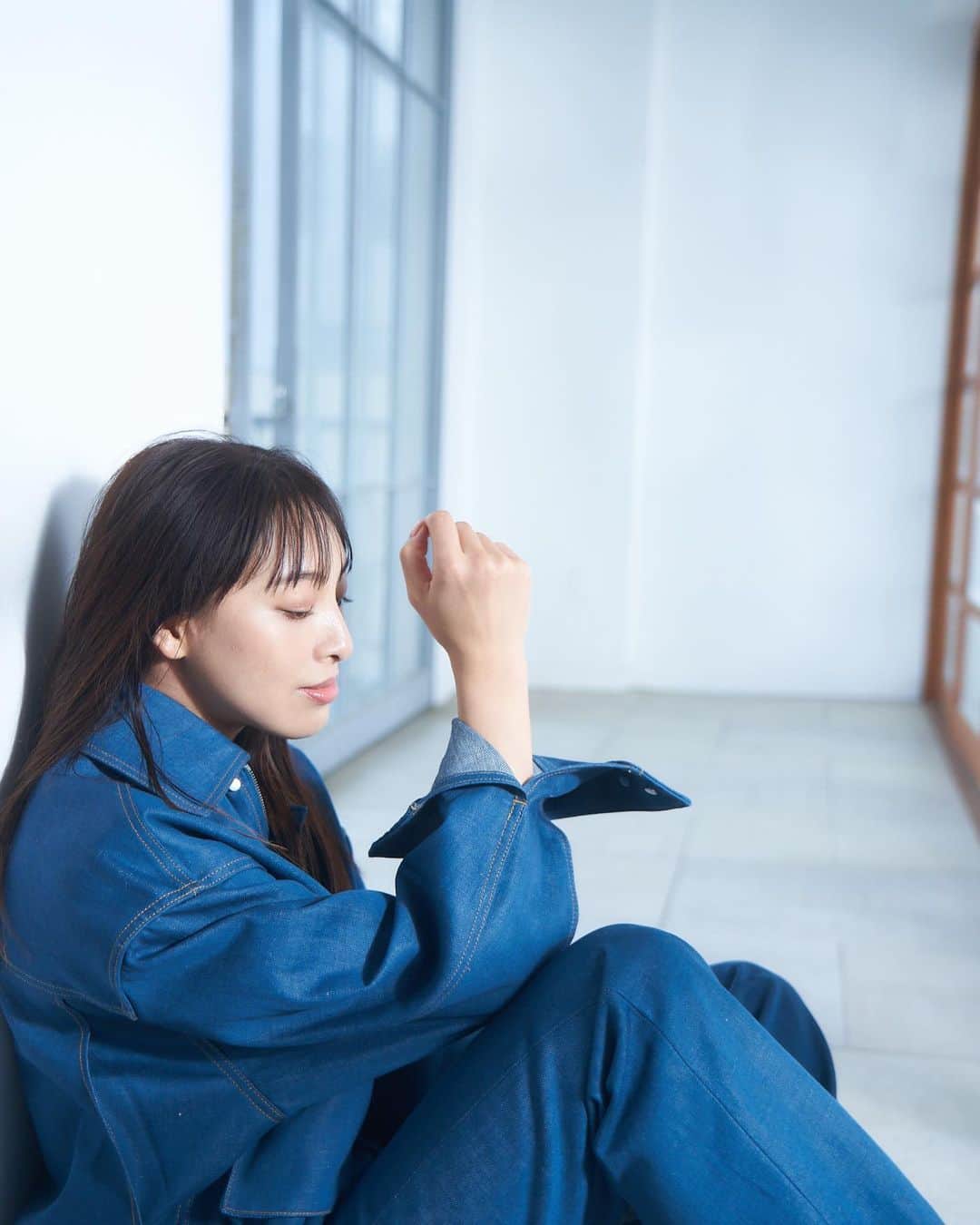 音月桂のインスタグラム：「好きなもの。 青空を仰ぐ緑のグラデーション、 季節を彩る野菜や果実、 通り抜ける風と日が沈む頃のピンク色の芸術。 好きなものを”好き”と言うことが、 大人になるとなんだかくすぐったくて… だからこそ何に心が踊って、どんなことが私を笑顔にしてくれるのか… 毎日ひとつずつ声にするのが この夏の私の宿題 ☺︎  ワクワクするものでいっぱいの 素敵鮮やかな夏をお過ごし下さいっ♡  Best wishes for the hot season ! 더운 여름 잘 보내세요.  styling/ @masami__tanaka  hair make/ @kanesawamiho  photographer/ @harapekonico   #8月 #august #팔월」