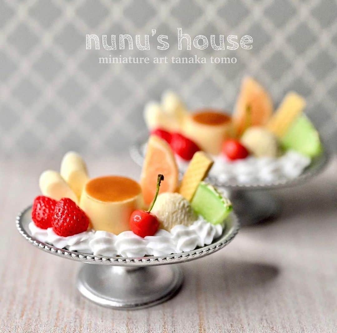 のインスタグラム：「🍮 10月期定期ミニチュア教室は 「レトロプリンアラモード」です 🍓🍌🍈🍊🍒🍨🍮  (10月〜1月) 〜東京、大阪教室、オンライン教室〜 ※新規受付は8月下旬を予定しています。 〜よくある質問〜 Q:初心者でも作れますか？ A:難しい事にチャレンジして 学ぶ事が教室の価値だと考えて います。失敗をしても改善する事が楽しい！ と感じて頂ければ大丈夫だと思います👌  #ミニチュア#miniature  #田中智 #nunushouse  #プリン#プリンアラモード #ミニチュアアート #ミニチュアフード #アート#diy #可愛い  #スイーツ #sweets」