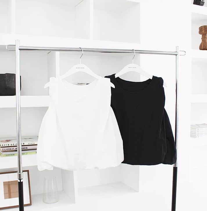 Mode Robeのインスタグラム：「* * NEW item...✔︎ * バルーンデザインタンクトップ/カラー 【mr5587】 black,white * * * #MODEROBE #韓国女優ファッション」