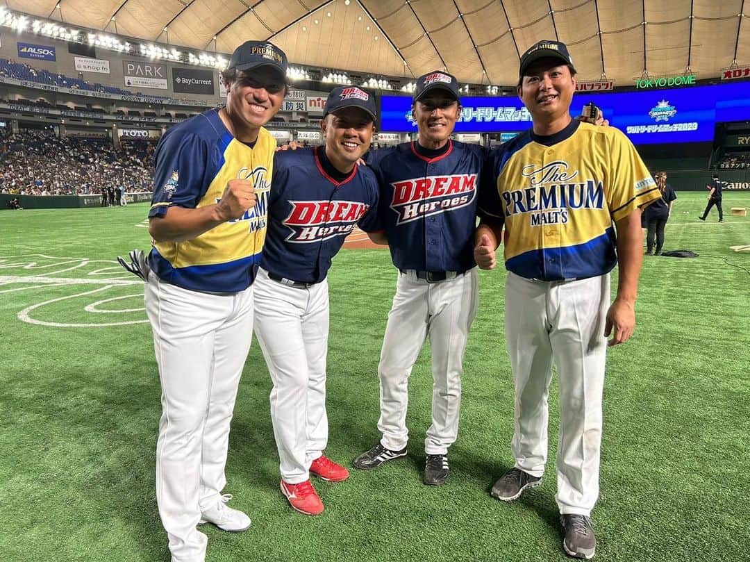 攝津正のインスタグラム：「. . 年が近いおっさん４人⚾️  別々のチームで活躍してた頃が懐かしい。  こうやって今でもサントリードリームマッチでプレーできるのは有り難いことです。  . . #サントリードリームマッチ2023 #サントリードリームマッチ #サントリー #レジェンドob #プレモル #プレミアムモルツ #内川聖一 #鉄平 #片岡保幸 #攝津正」