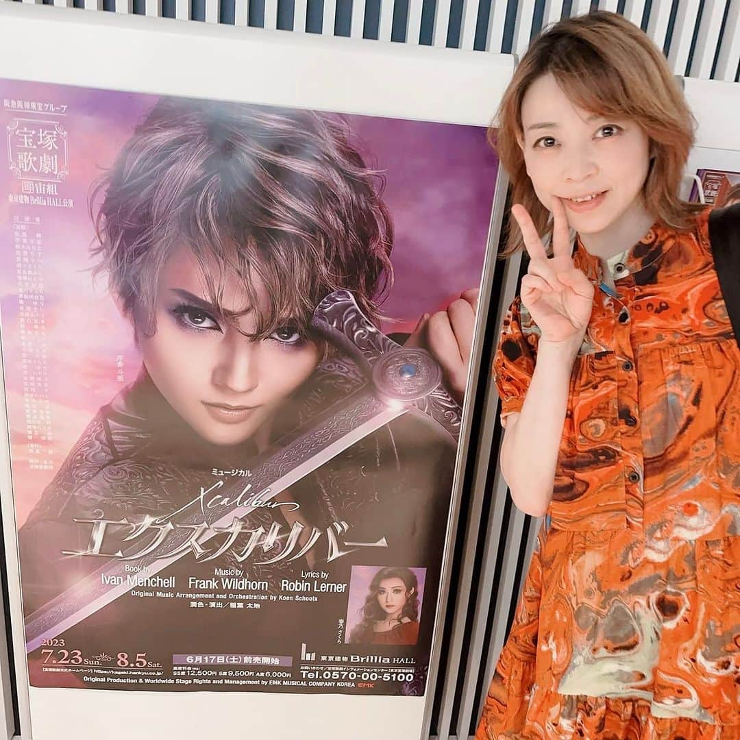 初嶺麿代さんのインスタグラム写真 - (初嶺麿代Instagram)「宙組エクスカリバー観劇しました🎵 私が宙にいた頃からコーラスの自主稽古がもうすごくて、全体歌稽古の時には声枯らす、、みたいな事もちらほらと。公演中でも開演前、皆んなで集まりコーラス練するくらい熱を入れておりました。  〈コーラスの宙組〉は健在❤️いや、益々レベルアップ⤴️ 本当にみなさん大迫力で素晴らしかったです☺️  キキちゃんはピュアな青年から一転、闇堕ち後はダークな色気溢れる男の振り幅が、大変魅力的でした。 みなさん、お歌上手で素晴らしい熱演でしたが、特にモーガンが凄かった。今後大注目で楽しみです😊  HatsuNeの教え子たちも、ミレちゃんの円卓の騎士。 ふうきの歌声、可愛いらしさ。 あおいちゃんとミクちゃんは悪役をワイルドに❤️ みんなとっても頑張っていました🎵😁  一期下のまりんちゃん（悠真倫）なんか笑っちゃうくらいイケイケのノリノリで、イキイキしてました（すっごい良いという意味で）  まっぷう（松風輝）も安定の実力と抱擁力で舞台になくてはならない人ですね☺️  よっ！組長頑張れっ👍  芹香斗亜さん率いる新生宙組、大きく羽ばたいてください🎵楽しみにしています。  #新生宙組 #宙組 #エクスカリバー  #芹香斗亜 さん　#トップスター  #春乃さくら さん#桜木みなと さん #松風輝 さん　#悠真倫 さん #ハツネスタジオ #教え子の活躍 が嬉しい #梓唯央 くん　#楓姫るる ちゃん　#織史青 くん　#海玖里粋 くん」8月1日 10時24分 - hatsunemayo