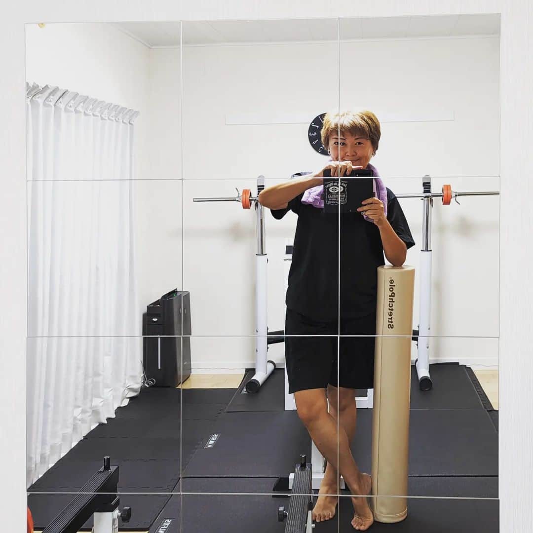 島田佳奈のインスタグラム：「パーソナルトレーニング（21回目）。週イチで淡々と継続すれば、少しずつ筋肉が増える。力がつく。 ミラーのカッティングマジックで顔が分断された（笑）けど、私は元気ですw  #追い込まれ直後の自撮りは難しい #ポーズ考えるのが精一杯でカメラワークまで配慮できんかった」