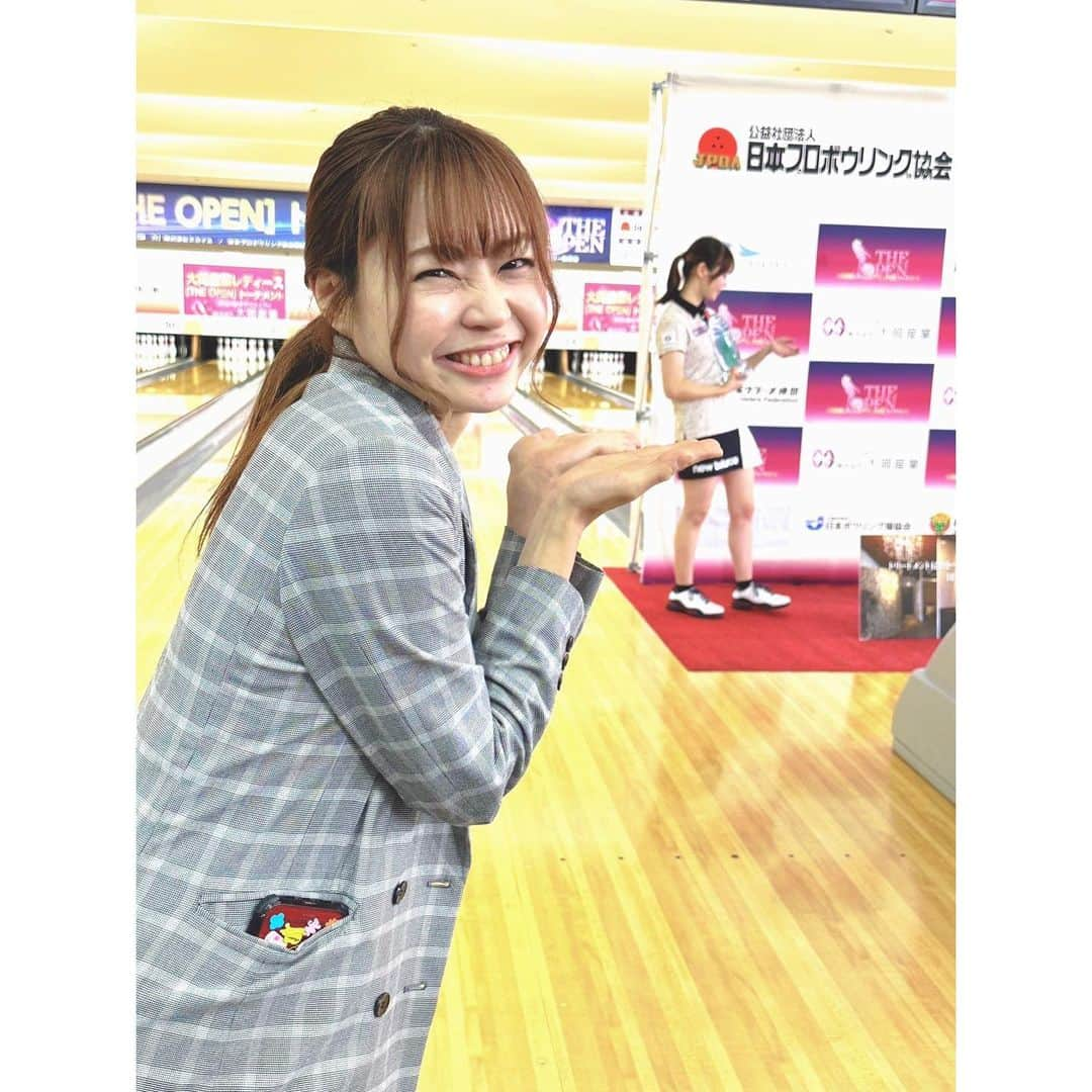 浅田梨奈さんのインスタグラム写真 - (浅田梨奈Instagram)「大岡産業レディースTHE OPEN トーナメント2023  沢山の応援ありがとうございました ストライクに繋げることが出来ない 展開として踏ん張りが効かない 沢山課題点はあります  今大会も最後の最後までとても白熱した戦いでした 私もあそこで戦いたい  秋からは最終日の最後の最後まで 沢山応援して頂けるように 試合に向けて準備していきます！  大会スポンサーでもあり スポンサー契約を頂いております 株式会社大岡産業様 素敵な舞台を作って頂き 選手のバックアップをして頂き 本当にありがとうございました  大会会場のボウルアロー松原店様 大会開催にあたりご尽力頂いた皆様 本当にありがとうございました  かやプロおめでとうございます！ かっこよかったよ、かやちゃん！ #浅田梨奈 #プロボウラー #bowling #ボウリング #大岡産業 #大岡産業レディースtheopenトーナメント2023」8月1日 10時26分 - asdrn528