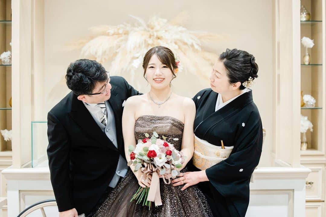 アニヴェルセル 大阪 公式のインスタグラム：「"家族写真"  結婚式という特別な日だからこそ、親御様とのお写真は残したいですね♪  @anniversaire_official  @anniversaire_osaka   ＿＿＿＿＿＿＿＿＿＿＿＿＿＿＿＿＿＿＿＿＿＿  大阪・難波の結婚式場 アニヴェルセル 大阪 @anniversaire_osaka  ▫️ドレスが映えるロイヤルブルーの大聖堂 ▫️天候に左右されないフラワーシャワースペース ▫️なんば駅すぐに佇むお城のような外観  特別な空間で憧れのウェディングが叶います ＿＿＿＿＿＿＿＿＿＿＿＿＿＿＿＿＿＿＿＿＿＿  #結婚式 #ウェディング #アニヴェルセル #アニヴェルセル大阪 #大阪結婚式場 #大阪結婚式 #なんば結婚式 #なんば結婚式場  #プレ花嫁 #アニ嫁 #2023花嫁 #2024花嫁 #式場見学 #式場探し #ブライダルフェア #フォトウェディング #ウエディングフォト #大聖堂 #大聖堂ウェディング」