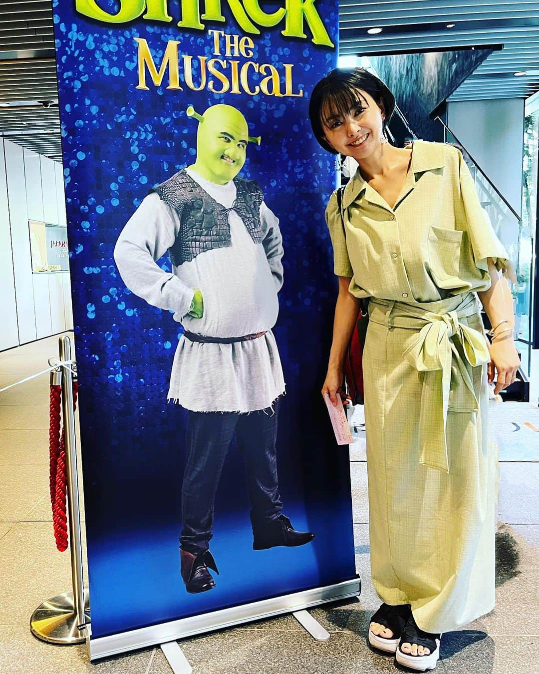 野村佑香のインスタグラム：「『SHREC The Musical』観劇してきました✨🧌  このミュージカルはなんと 文化庁による子供鑑賞体験支援事業の対象公演‼️‼️ということで4歳から18歳以下まで無料で見られたのです❣️ありがたや〜  映画が公開されたときに見た以来…だったので、内容はうろ覚え状態。 そして、子供達も予備知識無しで行ったのですが…  めっちゃくちゃ楽しかった❣️😆  本当の美しさって何だろう⁉️ とか 友情ってどんなことだろう⁉️ とか 生きてくって頭使って自分で判断しなきゃだよね…  なんてことを お笑いたっぷりに 役者さんたちのすんばらしい歌と演技で魅せまくってくれて  大人も子供も大笑いしながら 楽しめました‼️‼️  また来年も再演してほしいなぁ✨  #ミュージカル#観劇#再演#shrek#shrekthemusical #子供とお出かけ#夏休み」