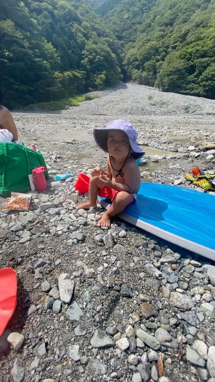 堀舞紀のインスタグラム：「🏊🏽‍♀️〜💦💦  ✌🏾 #summer !!!! #僕らの夏休み2023 #子育て記録 #7歳 #1歳」