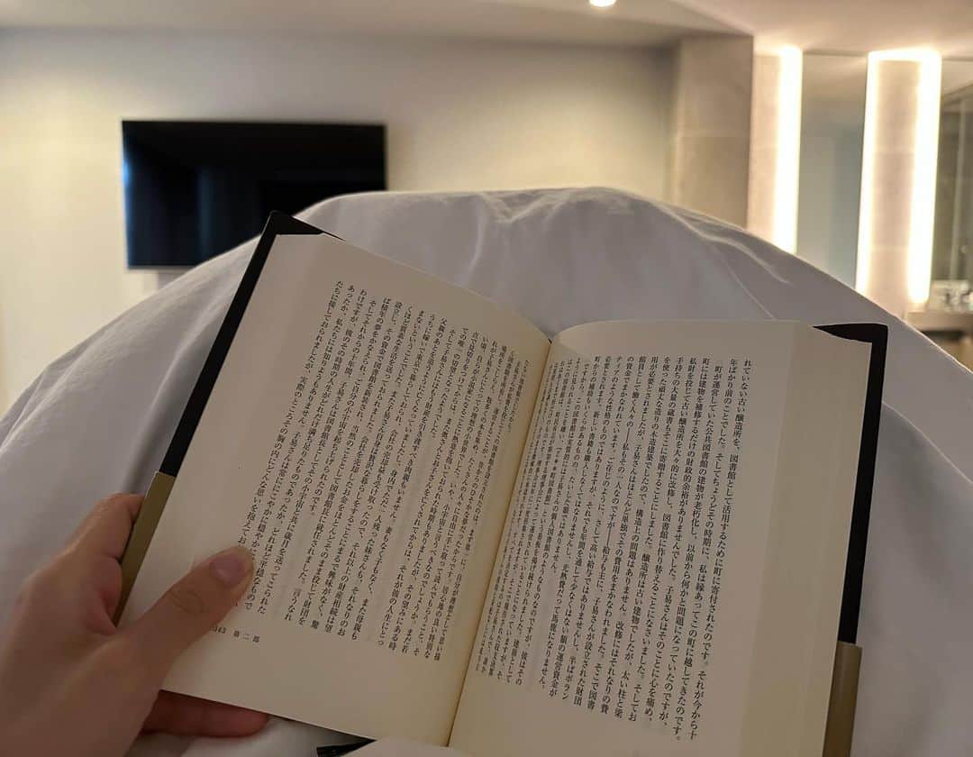 香川絵馬のインスタグラム：「もう10時30分なのですが まだベッドから出ないで読書。  読みたいなぁ。 と思う本がある時って、とても幸せな気持ちになります☺️  日々の細々とした事をやりつつも あそこを片付けたら、 休憩の時にコーヒーを淹れてちょっとだけ読もう。 と思ったり  今日みたいに、  午前中のやらなきゃいけない事は一旦すべて忘れて  ベッドルームにこもって本を読むぞ。 と考えるのが好きなので。  それに 出先でのちょっとした待ち時間も、本があると楽しい時間に大変身。  やっぱり本、好きだなぁ。」