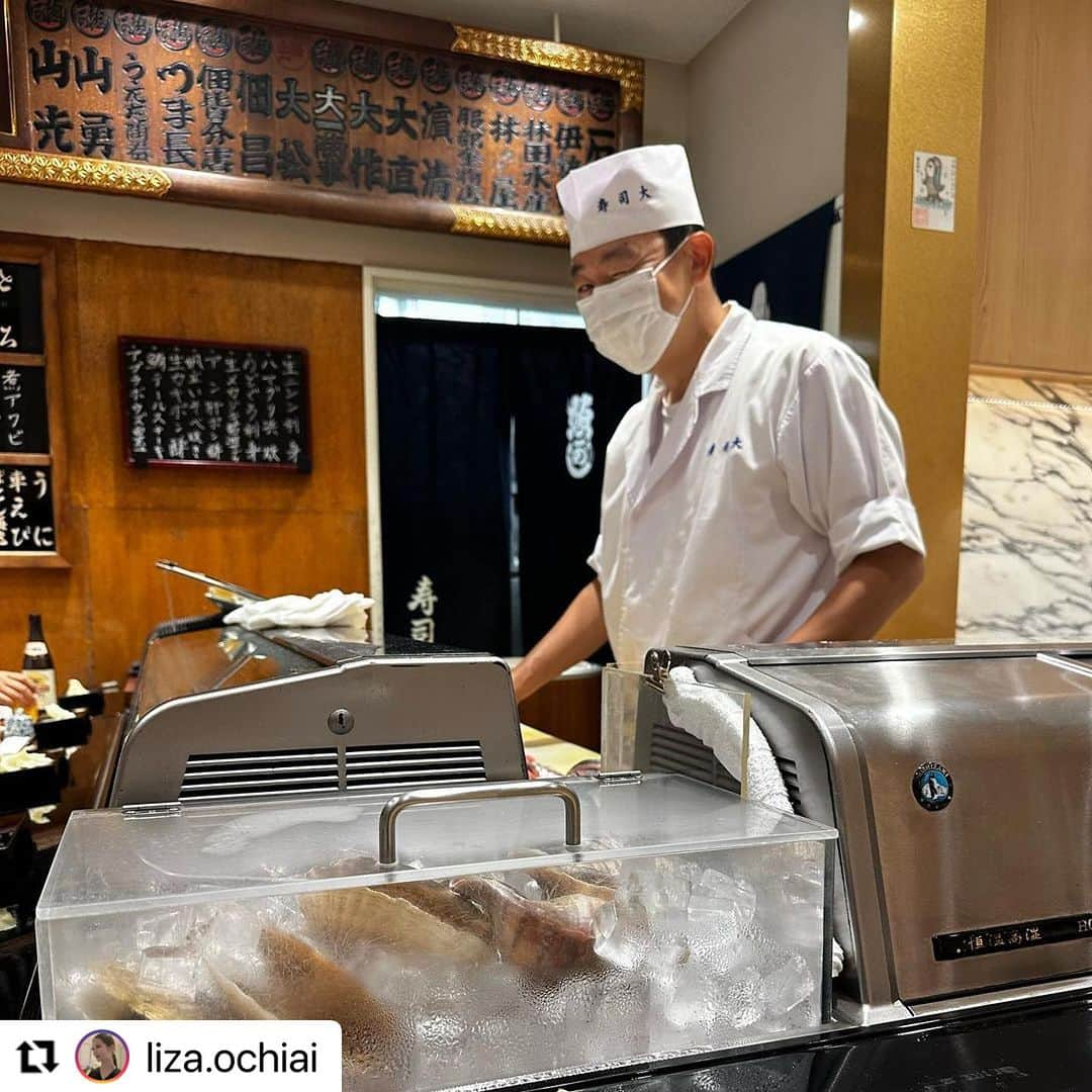 日出郎さんのインスタグラム写真 - (日出郎Instagram)「ここ待つだけあってめっちゃ旨いい🍣 リザあんがとー 　 #落合リザ #lizaochiai #ballerina #Repost @liza.ochiai with @use.repost ・・・ 4時に起きて4:05にタクって豊洲に4:30から並び5:00から寿司大で名前書いて食べれたの7:20🍣 2回繰り返した🤣  @hiderou1030  日出郎さんは寿司大でも声かけられてて流石すぎた。 握ってくれたウィンクしてる大将が日出郎さんファンだったのだ。  #日出郎 #寿司大 #豊洲市場」8月1日 10時41分 - hiderou1030