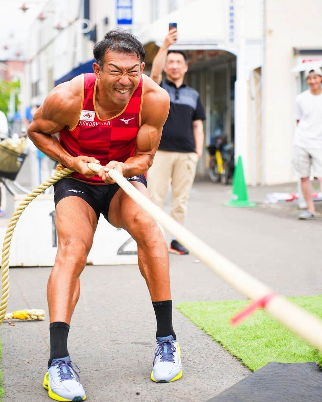 右代啓祐のインスタグラム：「子供には絶対手加減しないっ🔥🔥🔥  Photo by @keita_treasure_0823   #右代啓祐 #kokushikan  #kokushikanuniversity  #国士舘大学 #decathlon  #decathlete  #workout  #trainingday  #run #jump  #throw #十種競技  #smile  #smile😊 #山田水産 #山田の鰻 #鰻アスリート #味の素 #ビクトリープロジェクト #アミノバイタル」