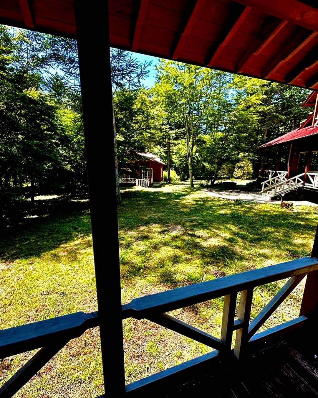 久石譲さんのインスタグラム写真 - (久石譲Instagram)「I am composing at my summer house.  #joehisaishi #summerhouse #green #trees #woods #mountains #sky #sun #birds #singing #forest #shower」8月1日 10時52分 - joehisaishi_composer