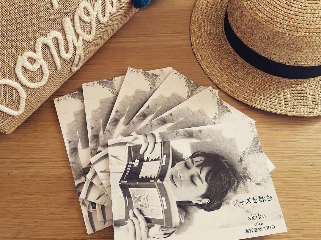 akikoのインスタグラム：「New album 『ジャズを詠む』 明日発売です。 すでにフラゲしてくださってる方もいらっしゃると思いますが、是非感想も聞かせてください。 前回も書きましたが、今回はサブスクでのリリースは予定していません。 コラムや写真も含めて、是非手に取って楽しんでいただけたら嬉しいです。 全国の各レコードショップ、オンラインサイトにて。 たくさんのみなさんに届きますように。  リリースライブ第一弾の9/17ビルボードライブ横浜のチケットも予約開始しました。  http://www.billboard-live.com/pg/shop/show/index.php?mode=detail1&event=14362&shop=4」