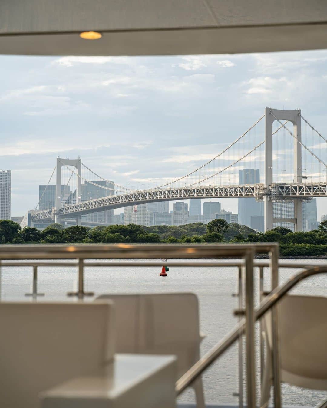 Hilton Tokyo Odaiba ヒルトン東京お台場のインスタグラム：「リュクスなクルーズから望む、東京湾の絶景✨  現在開催中の「Summer Cruise」は、2020年にできた桟橋を出発し、レインボーブリッジ、豊洲や晴海ふ頭、都心の高層ビル群などを巡るコースです。  1日4回のクルーズでは、キラキラ輝く水面や、空がオレンジ色に染まる夕焼け、煌めく都会の夜景など、刻々と変化する風景をお楽しみいただけます🌇  ゲストの皆さまに感動をお届けしたいという思いから誕生した「Summer Cruise」を、ぜひご体験ください⛴🍃  ▶︎詳細は @hilton_tokyo_odaiba のプロフィールリンクよりご確認いただけます。  ======================  Summer Cruise 📅 2023年8月11日〜20日 🎫 無料 👤 エグゼクティブルーム以上の客室にご宿泊の方が対象となります。 （対象客室：エグゼクティブルーム、プレミアムエグゼクティブルーム、スイートルーム） ======================  Embark on a Luxe Cruise to witness Tokyo Bay's breathtaking beauty ✨  Our ongoing 'Summer Cruise,' starting from the newly built pier in 2020, takes you on a journey through Rainbow Bridge, Toyosu, Harumi Pier, and the mesmerizing city skyline.  With four daily sailings, you'll immerse in the glistening waters, orange-hued sunsets, and sparkling urban nightscape - a kaleidoscope of ever-changing vistas 🌇  Designed with a vision to inspire our cherished guests, come and experience the magic of 'Summer Cruise' ⛴🍃  ====================== Please feel free to contact us for more information. Email: Info@hilton-odaiba.com / TEL: 03-5500-5500  Summer Cruise 📅 August 11th - 20th, 2023 🎫 Complimentary 👤 Overnight guests staying in Executive room or above rooms (Room Accommodations: Executive Rooms, Premium Executive Rooms, Suite Rooms) ======================  #ヒルトン東京お台場 #hiltontokyoodaiba」