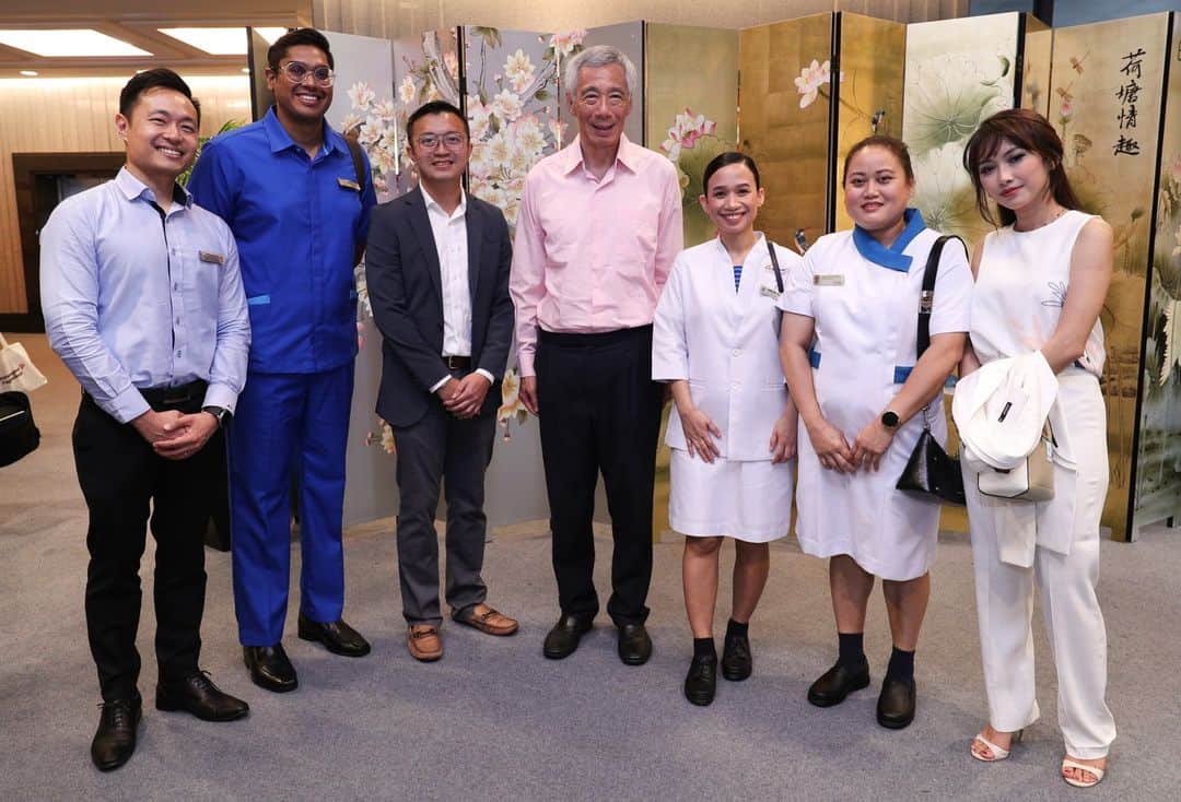 リー・シェンロンのインスタグラム：「Happy Nurses Day to all our nurses!   Nurses are always at the forefront of our healthcare system. They play a vital role in caring for patients, promoting healthcare and preventing illness. Without them, our healthcare system would not be what it is today.   Nursing is more than a job, it is a calling. It demands hard work and “heart” work, and oftentimes sacrifices and selflessness.   To each and every one of our nurses, thank you for your service, dedication and professionalism! Thank you too to your loved ones for the strong support. ❤️ – LHL   (With our nurses and healthcare workers at Parliament House. They were COVID-19 frontliners invited to watch the debate on the White Paper on Singapore’s Response to COVID-19, and received a standing ovation from the House. / MCI Photo by Terence Tan)」