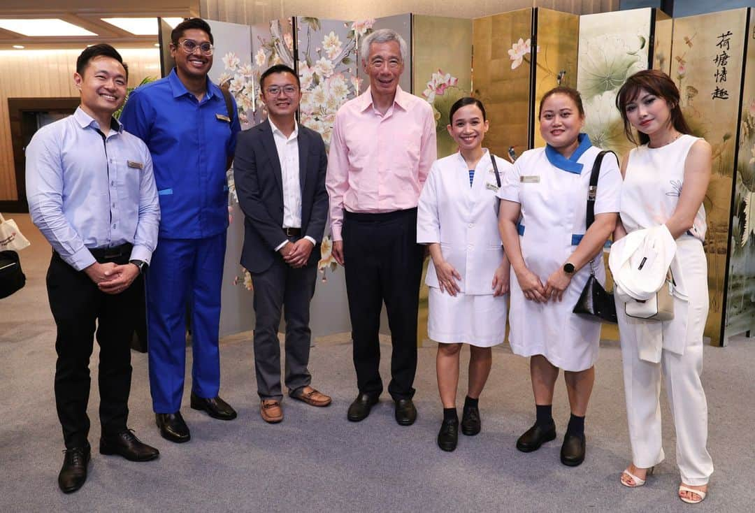 リー・シェンロンさんのインスタグラム写真 - (リー・シェンロンInstagram)「Happy Nurses Day to all our nurses!   Nurses are always at the forefront of our healthcare system. They play a vital role in caring for patients, promoting healthcare and preventing illness. Without them, our healthcare system would not be what it is today.   Nursing is more than a job, it is a calling. It demands hard work and “heart” work, and oftentimes sacrifices and selflessness.   To each and every one of our nurses, thank you for your service, dedication and professionalism! Thank you too to your loved ones for the strong support. ❤️ – LHL   (With our nurses and healthcare workers at Parliament House. They were COVID-19 frontliners invited to watch the debate on the White Paper on Singapore’s Response to COVID-19, and received a standing ovation from the House. / MCI Photo by Terence Tan)」8月1日 11時01分 - leehsienloong