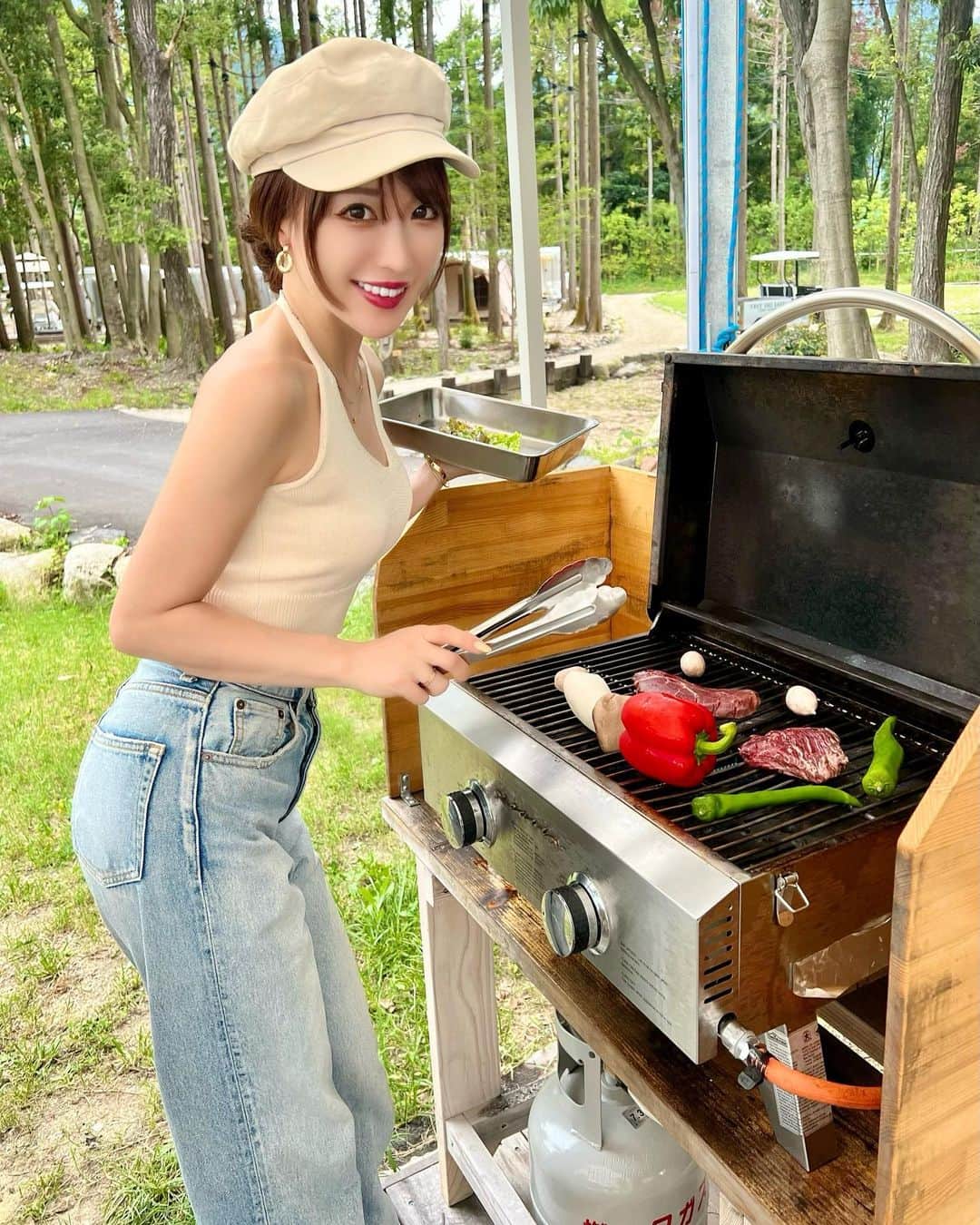 のインスタグラム：「🏕  なんと！ 森の中でキャンピングトレーラーに宿泊🚛  三重県にあるグランピング施設  FREE AND EASY CAMP RESORT @fecr_official  施設内には ドッグラン🐶や バレルサウナもあったよ！  朝食はおいしい焼きたてパン🥐💓  近くに綺麗な温泉♨️もあった💓  夜はライトアップされてて 遊園地みたいになってた🏰🎡  また来たい！！！✨  めちゃオススメなので みんなもぜひ行ってみてね💓💓💓  子供達も大喜びでした✨✨✨  PR #freeandeasycampresort#japan#japanese#camp#trip#travel#bbq#outdoor#camplife#自然#三重#国内旅行#旅行#旅#家族旅行#三重旅行#三重観光 #三重サウナ #サウナ#サウナ女子#ロウリュ#キャンプ#キャンプ初心者#キャンプ女子#キャンプコーデ#キャンプファッション#三重キャンプ #アクアイグニス #キャンプ飯#フリキャン」