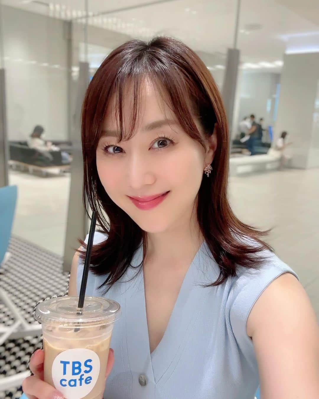 村上麻衣のインスタグラム：「お仕事関係でこちらへ。  ロビーで飲んだアイスオーレが、なんかオシャレな感じでした🤭🤎🩵  あまりの暑さに汗をかきすぎて、 髪の毛がぺったんこです🥵  週間天気予報もずーっと最高気温35度超えですね。 お休みの日は日が暮れるまで、家から出れません💦 お家で遊べること、Netflix以外で考えなきゃ！ ということでひとつ新しいものをgetしました。 また報告します☺️  #カフェ #赤坂 #笑顔 #自撮り #selfie」