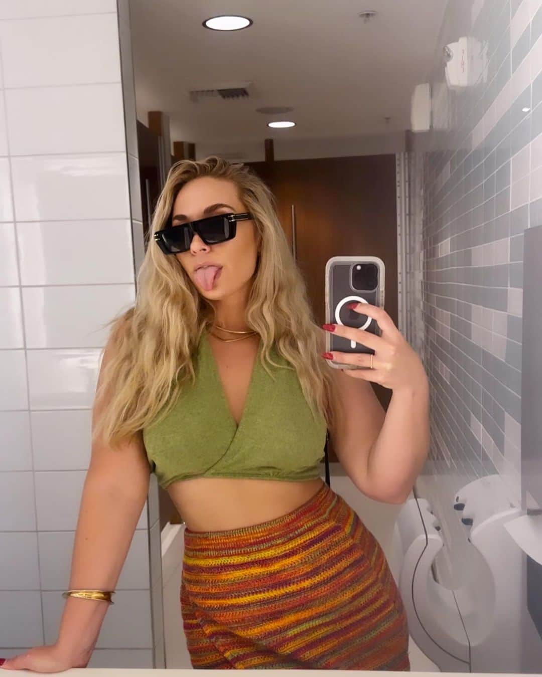 Sydney A Malerのインスタグラム：「🪼I got new sunglasses and it gave me a new personality 😈😂」