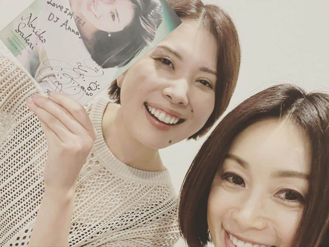 酒井法子さんのインスタグラム写真 - (酒井法子Instagram)「酒井法子　35th Anniversary  アルバム『Premium Best』 発売記念 インストアイベントにご参加くださった 皆様。本当に有難う御座いました🙇‍♀️ 福岡タワーレコード福岡パルコ店にて イベントをさせて頂きましたこと。 心より感謝いたしております。 福岡でのキャンペーンでも 沢山のラジオ番組にもお邪魔させていただき とっても楽しかったです💜 それもこれも 応援してくださる皆様、そしてビクターさんの お陰様様なのです。 皆様が見せてくださった笑顔。 優しいお言葉が胸に染み渡り、 また新たに頑張ろうと思えました。 いつも本当にありがとうございます🙇‍♀️ 美味しいお食事も頂きましたし、 朝は親友と大濠公園を歩いたり、懐かしい母校を 見れたりして短い滞在時間でしたが、有意義にすごせました(^^) #タワーレコード福岡 #ビクターエンターテイメント #PremiumBest #LoveFM #KBCラジオ #RKBラジオ #FM福岡 #須崎屋台かじしか #酒井法子」8月1日 11時15分 - noriko_sakai_official