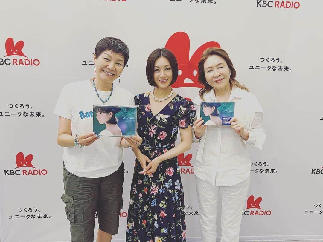 酒井法子さんのインスタグラム写真 - (酒井法子Instagram)「酒井法子　35th Anniversary  アルバム『Premium Best』 発売記念 インストアイベントにご参加くださった 皆様。本当に有難う御座いました🙇‍♀️ 福岡タワーレコード福岡パルコ店にて イベントをさせて頂きましたこと。 心より感謝いたしております。 福岡でのキャンペーンでも 沢山のラジオ番組にもお邪魔させていただき とっても楽しかったです💜 それもこれも 応援してくださる皆様、そしてビクターさんの お陰様様なのです。 皆様が見せてくださった笑顔。 優しいお言葉が胸に染み渡り、 また新たに頑張ろうと思えました。 いつも本当にありがとうございます🙇‍♀️ 美味しいお食事も頂きましたし、 朝は親友と大濠公園を歩いたり、懐かしい母校を 見れたりして短い滞在時間でしたが、有意義にすごせました(^^) #タワーレコード福岡 #ビクターエンターテイメント #PremiumBest #LoveFM #KBCラジオ #RKBラジオ #FM福岡 #須崎屋台かじしか #酒井法子」8月1日 11時15分 - noriko_sakai_official