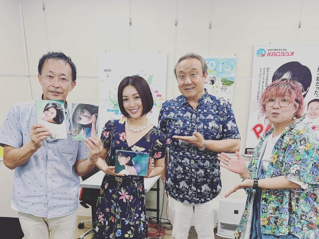 酒井法子さんのインスタグラム写真 - (酒井法子Instagram)「酒井法子　35th Anniversary  アルバム『Premium Best』 発売記念 インストアイベントにご参加くださった 皆様。本当に有難う御座いました🙇‍♀️ 福岡タワーレコード福岡パルコ店にて イベントをさせて頂きましたこと。 心より感謝いたしております。 福岡でのキャンペーンでも 沢山のラジオ番組にもお邪魔させていただき とっても楽しかったです💜 それもこれも 応援してくださる皆様、そしてビクターさんの お陰様様なのです。 皆様が見せてくださった笑顔。 優しいお言葉が胸に染み渡り、 また新たに頑張ろうと思えました。 いつも本当にありがとうございます🙇‍♀️ 美味しいお食事も頂きましたし、 朝は親友と大濠公園を歩いたり、懐かしい母校を 見れたりして短い滞在時間でしたが、有意義にすごせました(^^) #タワーレコード福岡 #ビクターエンターテイメント #PremiumBest #LoveFM #KBCラジオ #RKBラジオ #FM福岡 #須崎屋台かじしか #酒井法子」8月1日 11時15分 - noriko_sakai_official