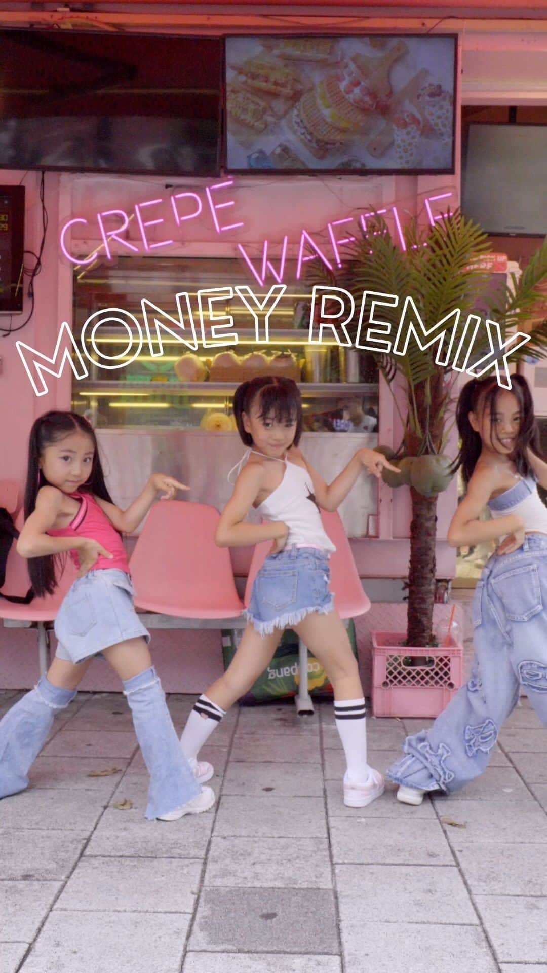 Ruuのインスタグラム：「MONEY REMIX🌴💕🌺 ちりりっか🍭🍭🍭  弘大を散歩しながら汗だくになりながら撮りました🤣🫶🏻💕🌈  #korea #seoul」