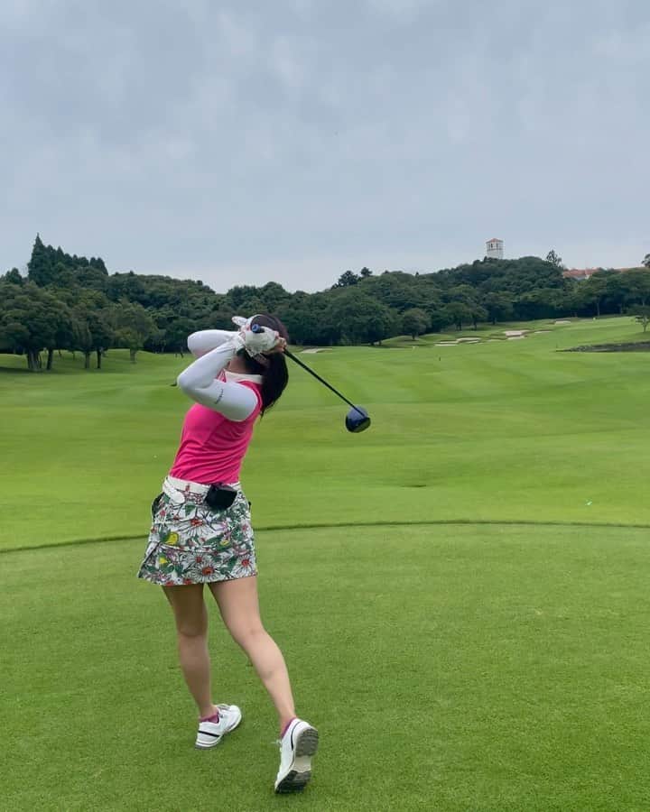 江原詩織のインスタグラム：「やりがちなプレー🏌️‍♀️  綺麗な2オン2パットよりも2nd引っ掛けてグリーン零して寄せワン🐶笑  #米原ゴルフ倶楽部  #ドライバー #driver  #xxio #ゼクシオ #ゼク女 #yonex #yonexgolf  #ゴルフ初心者 #ゴルフ部 #ゴルフ上手くなりたい #ゴルフ好きとつながりたい #golfswing #女子ゴルフ #ゴルフ女子 #ゴルフ男子 #ゴルファー #golfrange #golflife #golfer #golf #골프 #กอล์ฟ #高尔夫球 #golfstagram」