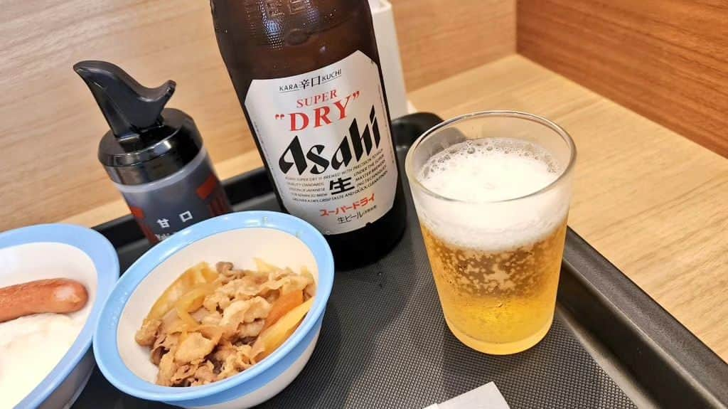 ケニチさんのインスタグラム写真 - (ケニチInstagram)「松屋で激安朝呑み🍺 本日動画アップさせて頂きます☺️ #松屋　#瓶ビール　#1人飲み　#松屋でちょい飲み　#ケニチ」8月1日 11時26分 - kenichiosaka