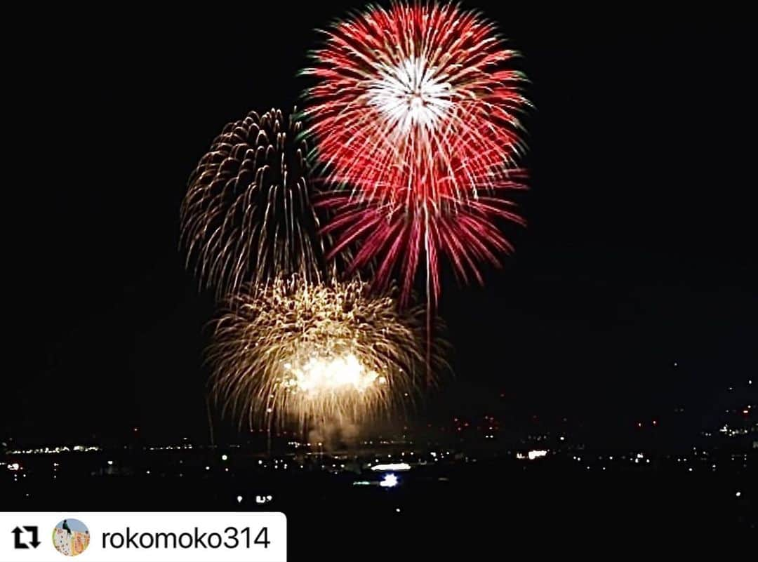 西条市のインスタグラム：「夜空を彩る打ち上げ花火🎆夏の風物詩ですね。  #lovesaijo #愛媛県 #西条市 #にゅうがわ花火大会   #Repost @rokomoko314 with @use.repost ・・・ ． ⚛︎⚛︎🎆⚛︎⚛︎ ． 壬生川の花火大会 ． @mika7733 さんから 西条の櫻櫻カフェさんの ガーデンで花火鑑賞🎆あるからね〜って聞いてたので 行けたら行くでしたが 急遽　パパが早く帰ってこれたのでダッシュ💨 ． 花火はもう始まってたので カメラの設定は無茶苦茶😂 ． 汗は出るわ💦 焦るわで反省ばかり ． とりあえず 一枚重ねましたが 今年初の花火大会なので 記念picです📷 ． ． ． 次はは明るいうちに 設定して　待つぐらいじゃないと　焦りは禁物です😂 ． ． ． 📅　2023.7.29 🚩　愛媛県西条市 ． ． ． ． ．  #日本を元気にしたい #海賊フォト#chuyonavi #ベスフレ_ #写心_撮影部 #colorful_photojp#写真の天才#shikokucameraclub #みつけタグラム #japanese_gardens#wb_sky #sorakataphoto #shikoku_trip #こころから#japan_great_view #じゃびふる#japan_nature_photos #四国の絶景  #花火撮影#visitshikoku #四国八十八景  #jaran2023summer#壬生川花火大会  #my_furusato#愛媛花火フォトコン2023」