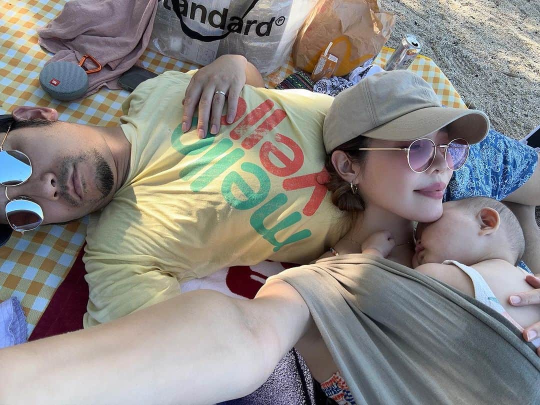 酒井麻里（Juri）のインスタグラム：「Hello August.🌻⛱️🧊 わたしの愛おしいひとたち爆睡中のひとコマ😴 普段ストーリーばかりで、フィード投稿は久しぶりになってしまいました。  今日はみなさまにご報告があります。 この度第二子を授かりました。  まさか、年子の母になるとは自分でも驚きで。 でもわかった時はとても嬉しかった🤍  これからさらにさらに大変な日々になると思うけど、 母パワーアップします！！！  旦那さま 仕事でドタバタな中いつも私のサポート、子育てを全力でしてくれて本当に本当にありがとう。 心から頼りにしてます。👨🏻🩷感謝。  あっという間に過ぎそうですが 毎日を大切に過ごしたいと思います。 今後とも温かく見守っていただけますと幸いです。  #maternity」