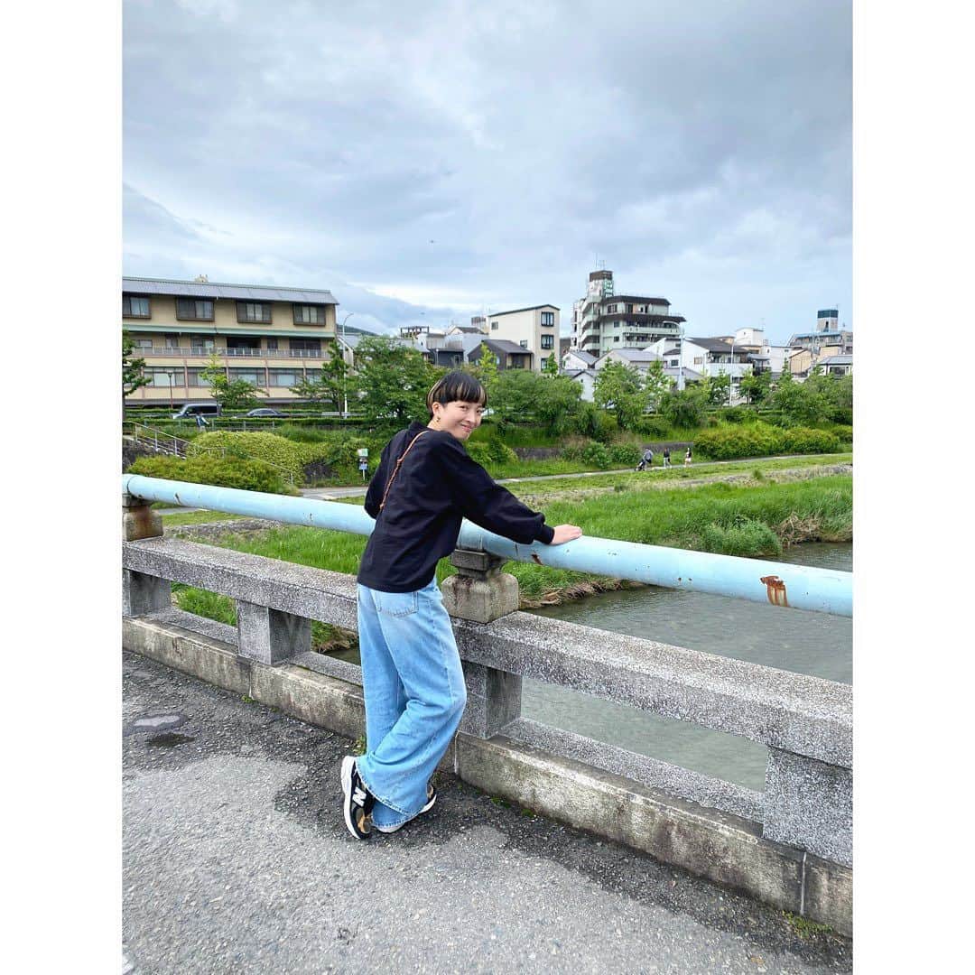 野々すみ花さんのインスタグラム写真 - (野々すみ花Instagram)「これは今年の春に 京都の鴨川あたりをぶらぶらしていた時の写真です。  ーーーー 昨日、保育園でずっと仲良くしていただいているお友達家族の御宅に初めてお邪魔しまして。(保育園からの帰り道、息子がまさかの「おトイレ間に合わない！」の叫び声。だったらうちに寄ってください！と手を差し伸べてくださり急遽お邪魔させていただくことに) その後子どもたちは楽しくなってしまって結局晩ご飯までご一緒させていただくことになり。  今日まで何時間もお喋りする機会はあったけれど、これまで私の生い立ちや仕事の内容はほとんど話したことがなくて、京都府出身という情報くらい。 そこでパパさんがいきなり「僕たちが妄想しているすみかさんのプロフィールを紹介します」と。  「京都の老舗の和菓子屋さんか呉服屋さんどちらかのお嬢さんで、裏設定として元ヤン.....とかだったら嬉しい(笑)」とのこと。  .....どれも当たってない(笑)！！ そんな妄想を繰り広げてくださっていたことにみんなで大笑いしたのちに、元ヤンの片鱗とかありましたか？と聞いてみたら「物怖じしないところ」と。  物怖じしかしてませんけど(笑)！  人から自分がどのようなイメージで見られているか。 なぜか不思議と面白さを感じて来て、それからすっかり私は元ヤンの気分に！  この写真も、言われてみればそんなふうに見えてきませんか？(笑)」8月1日 11時33分 - osumi_sumi