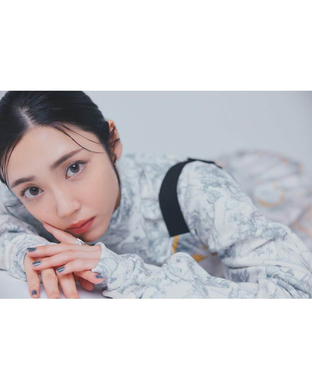 山谷花純さんのインスタグラム写真 - (山谷花純Instagram)「らんまん　FAN BOOK   📸　@enomoto_yosuke  👗　@stylist_misakitakahashi  💄　@shiori_nagata   トップス　@seivson  ワンピース　@the.pr_  パンツ　@heki_official  シューズ　@ganni   #朝ドラらんまん #らんまん #fanbook  #山谷花純 #おゆうさん」8月1日 11時41分 - kasuminwoooow