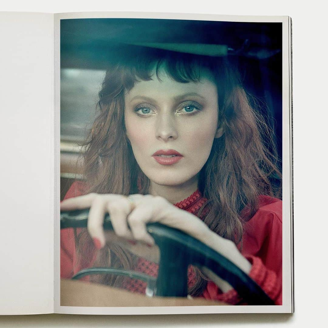 レイチェル・グッドウィンのインスタグラム：「KAREN ELSON // HARPER’S BAZAAR   Karen is not only an iconic British supermodel, she is also an amazing musician with striking vocal skill. Just turn on the sound and listen! We captured her beauty in the heart of Hollywood California.   Photographer @yutsai88 @yutsaiphoto Talent @misskarenelson  Editor In Chief @kennieboy @harpersbazaarsg  Creative Director @windyaulia  Makeup @rachelgoodwinmakeup Hair @jrugg8  Production @88phases @tdswearingen」