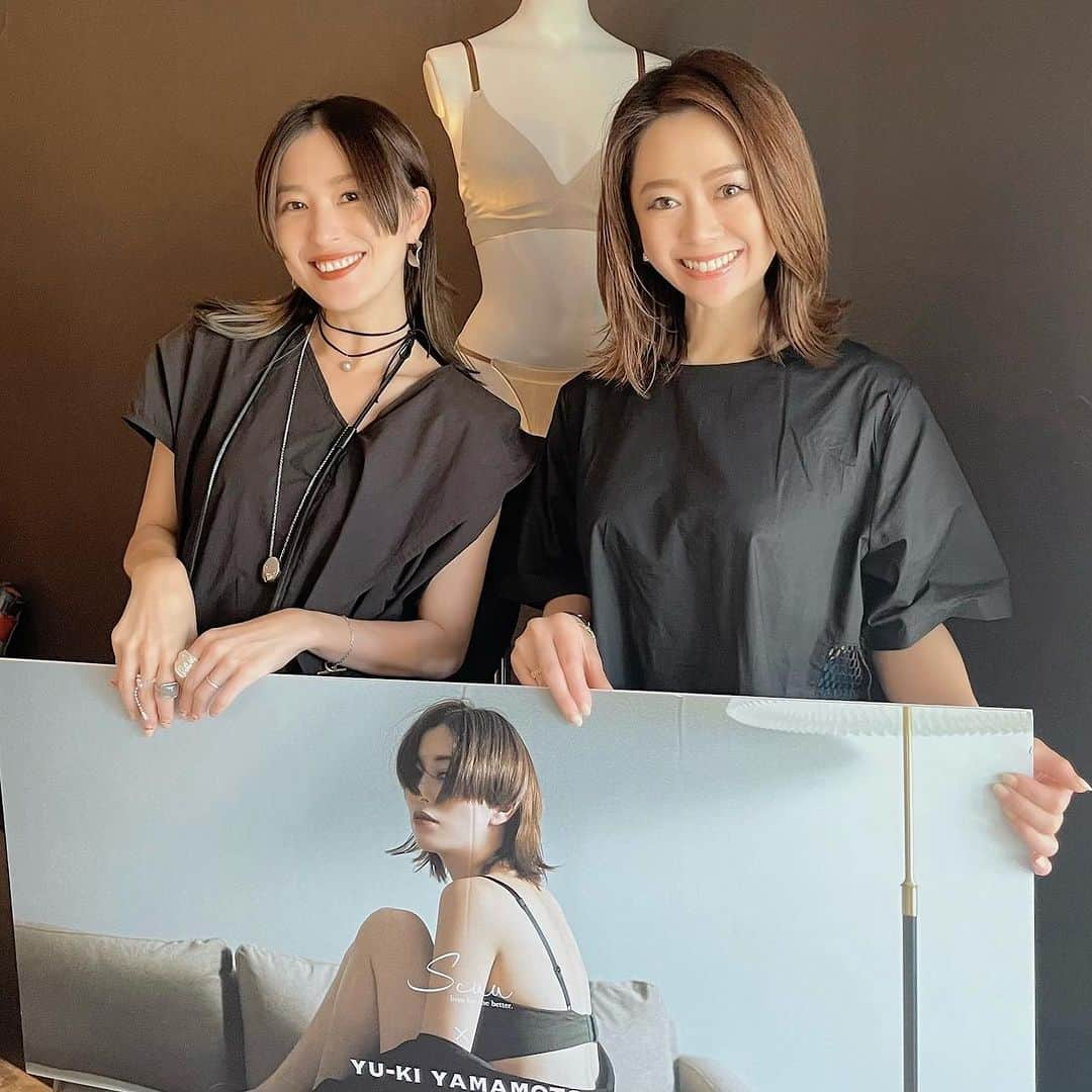 安藤成子のインスタグラム：「先週土日は山本優希×ScuuのコラボPOPUPをうちの代官山の店で行いました✨  @yyyukiyy  @scuu.official   Scuuのお仕事をしてる莉沙からコラボしたいんだけど同世代で誰かいい人いないかなと相談を受けて優希ちゃんを即紹介✨  気づいたら素敵すぎておしゃれすぎて今の私の年齢にバッチリフィットする素晴らしい下着が完成してました🤍  そのイベントをさらに代官山の楚々でやってくれるなんて🤍  嬉しいなぁ😆  @scuu.official  @yyyukiyy  @sosodaikanyama   のコラボでございます✨w 楚々のお団子も出させてもらったよ😆  みんなに会える日々嬉しい✨ あいの里に出て話題？！のともちんにも久しぶりに会えたし🤍 ともちんが出てるって事で見出してハマったあいの里のゆうこりんが一緒に来てて生ゆうこりんに会えてちょっと内心嬉しかった私がいます🤣  @_risa_910  @ai_risa910  ありがとう〜😍  #山本優希 #山本優希コラボ #下着 #スクー #scuu #代官山 #代官山カフェ  #DANGO #和菓子楚々 #楚々 #楚々thezee #現在休業中です」