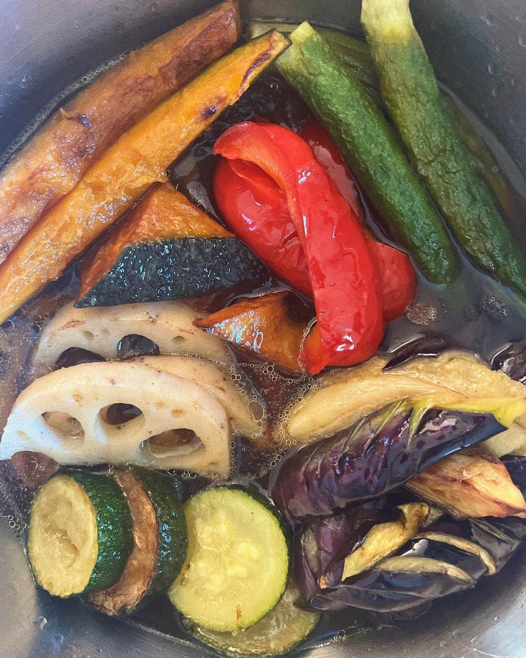 宇藤えみのインスタグラム：「8月〜🏖️ 夏野菜やら、酢漬けやら、感謝してお魚もお肉ももりもりいただいて🙏 夏女の身体が喜んでおります☀️ #暮らし#夏いろ」