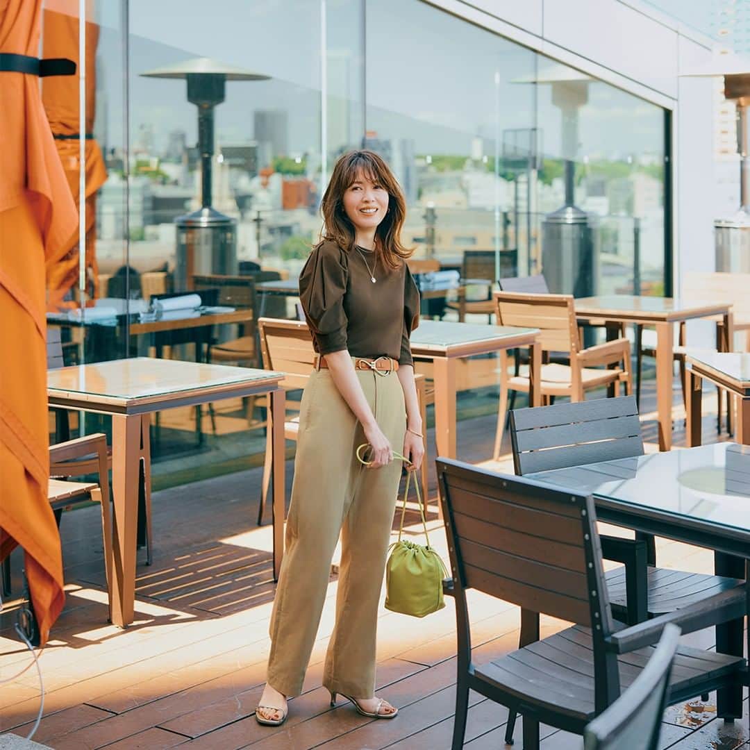 のインスタグラム：「. 今から秋まで驚くほど使える！ 理想の〝スイッチ服〞できました 【小柄エディター・伊藤真知さんコラボ第4弾】  ------------ 夏から秋の季節の変わり目をおしゃれにつなぎ、 バランスアップもかなえてくれるトップスとパンツが新登場。 ------------  ☞画像をスワイプしてチェック！  1枚目： ラクして決まるセット使いで 手軽に秋のムードを先取り  Tシャツ、パンツどちらもコットン100％で着心地は涼しく快適。 単品はもちろんセットで着てもバランスよく、簡単にコーディネートが決まるのも、今回のコラボ服のうれしいポイント。少しきれいめに行きたい日はレザーベルトやヒールで大人な味つけを。  トップス（商品コード：414790）¥7,700（伊藤真知×ドレステリア）・パンツ（商品コード：411536）￥22,990（伊藤真知×シップス フォー ウィメン）／Marisol　バッグ￥17,600／ドレステリア 渋谷スクランブルスクエア店（ドレステリア）　ピアス￥53,900・ネックレス（短）￥107,800（ココシュニック）・（長）￥13,200（ココシュニック オンキッチュ）／ココシュニック　バングル￥8,800／ココシュニック新宿タカシマヤ店（ヨキ）　ベルト￥14,300／プルミエアロンディスモン（レフィージェ）　靴￥8,800／ナノ・ユニバース カスタマーサービス（ナノ・ユニバース）  2枚目： すらっと脚長なストレートで 都会にも似合うカジュアルに  柔らかく、丈夫で扱いやすい強撚素材を使用したコットンチノパンツ。身長や着こなしによって選べる3サイズ展開も魅力。  パンツ（商品コード：411536）￥22,990（伊藤真知×シップス フォー ウィメン）・ストール（商品コード：395244）￥30,800（アソース メレ）／Marisol　ニット￥33,000・肩に巻いたカーディガン￥41,800／リーミルズ エージェンシー（ジョン スメドレー）　ピアス￥59,400・ブレスレット￥26,400／イセタンサローネ（カラット アー）　サングラス￥42,900／アイヴァン 東京ギャラリー（アイヴァン）　バッグ￥14,300／ドレステリア 渋谷スクランブルスクエア店（バスケット）　靴￥64,900／プルミエ アロンディスモン（ペリーコ）  3枚目： 映えにも着やせにもきく フェミニンＴを上品カラーで  ボリューム袖とは対照的に、袖口や身頃はほっそりと仕上げたメリハリあるデザイン。 一枚で華やぎ、スタイルアップもできると大好評のドレステリアのカットソーから、マリソルだけのネイビーとブラウンが登場。  トップス（商品コード：414790）¥7,700／Marisol（伊藤真知×ドレステリア） パンツ￥14,300／ドレステリア 渋谷スクランブルスクエア店（プロヴォーク）　ピアス￥29,700／エテ ビジュー　バングル￥24,200／エテ　バッグ￥41,800／ヴァジックジャパン（ヴァジック）  #marisolmagazine　#マリソル　#アラフォーコーデ　#40代コーデ　#40代ファッション　#アラフォーファッション　#夏トレンド　#明日のコーデ　#夏コーデ　#夏ファッション　#fashion　#ootd　#秋ファッション　#秋コーデ　#秋トレンド　#スイッチ服　#端境期　#M7days　#DRESSTERIOR　#shipsforwomen　 #伊藤真知」