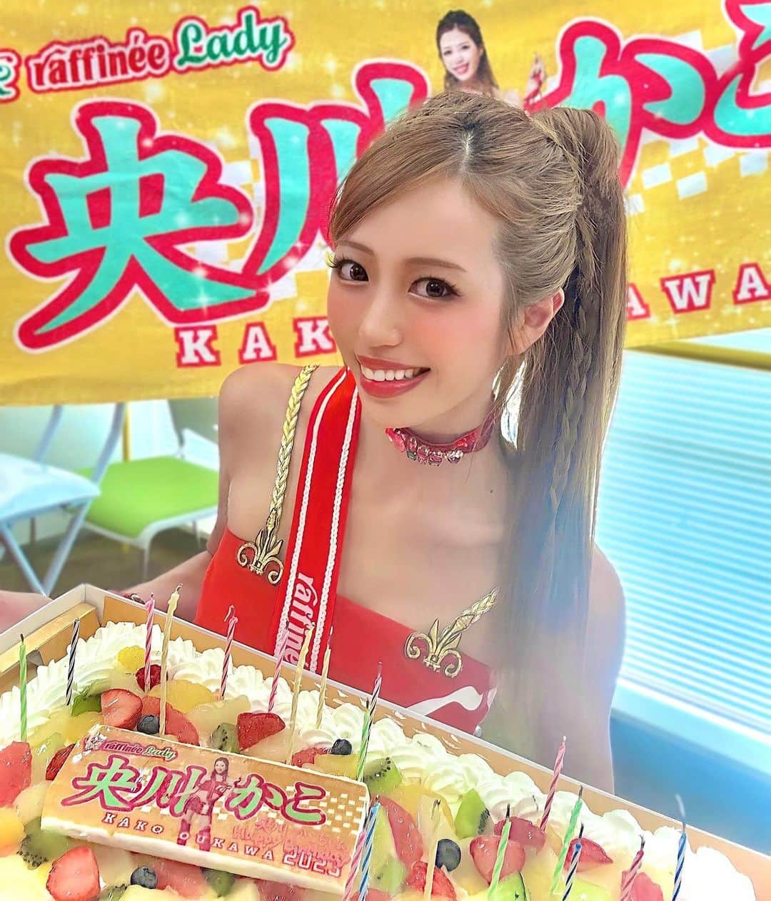 央川かこのインスタグラム：「先日のS耐オートポリスでは raffinee Ladyのみんなとチームの皆さんに バースデーサプライズをして頂きました🎂💛  配信の打ち合わせするって言われて 何の疑いもなく部屋に入ったら、 RiOちゃんのバイオリン演奏で みんながバースデーソングを歌って サプライズしてくれた😭✨✨  誕生日が5日違いの紫微ちゃんと いっしょにお祝いしてもらったんだけど わたしも紫微ちゃんも 自分のサプライズだと思わなくて、 ケーキの前まで行って名前のプレート 見るまで気付かなかった🤣🤣  タイトなスケジュールの中だったのに お祝いの時間つくってもらって 本当にありがとうございました🥰💋 ・ ・ #バースデーサプライズ #バースデー #サプライズ #誕生日 #raffineeLady #raffineeμs #TEAMZEROONE #S耐 #スーパー耐久 #オートポリス #熊本 #大分 #レースクイーン #ラウンドガール #モデル #ダイエット #トレーニング #筋トレ #ファスティング #ポニーテール #アップヘア #ヘアアレンジ」