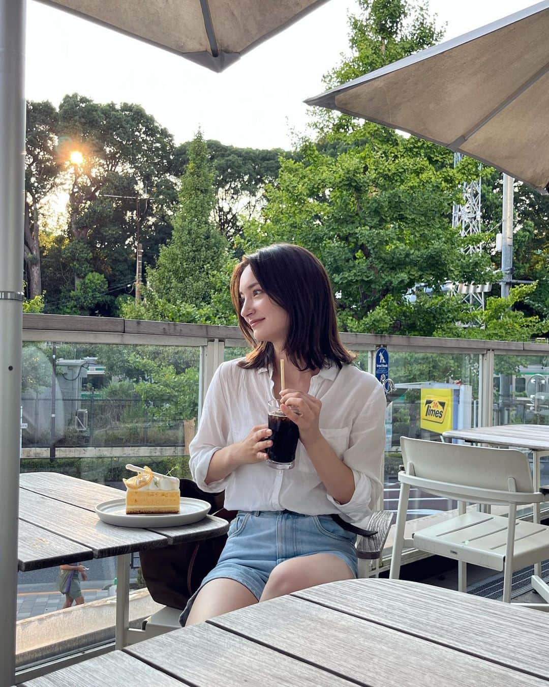 山神アリシアのインスタグラム：「ハロー8月🫠  #coffeebreak」