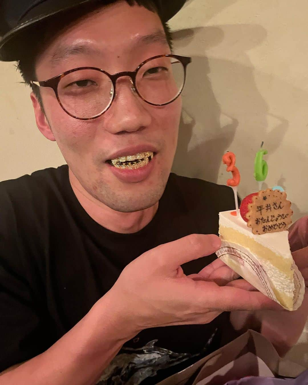 松本竹馬のインスタグラム：「今年も平井さんの誕生日を祝ってきました。  せっかく二軒目で日付けまたいでからのサプライズを計画してたのに、会った瞬間「これ去年もあったなー」とかサプライズをぶち壊すようなことを言ってきた平井さん、36歳本当におめでとう。  良い匂いのハンドソープあげました。  #男性ブランコ平井 #サプライズ失敗 #サプライズ全部バラした上でのリアクション  #サンシャイン坂田 #サンジェルマンえいなが #bar LOADED」