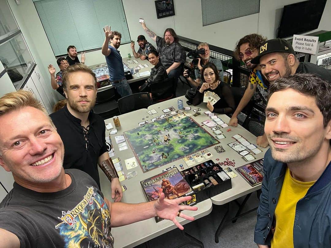 のインスタグラム：「The TRIALS OF TEMPUS release party was a blast. Excited to see a board game we worked so hard on unleashed into the wild! If you love D&D then check it out. Kudos to my collaborators @thorknai & @adamcarasso as well as the fine folks at @wizkidsgames & @dndwizards. Thank you @ekcomicsandgames for hosting and @mirrorscapexr for sponsoring! #dnd #dungeonsanddragons #tabletopgames #tabletop #rpg」