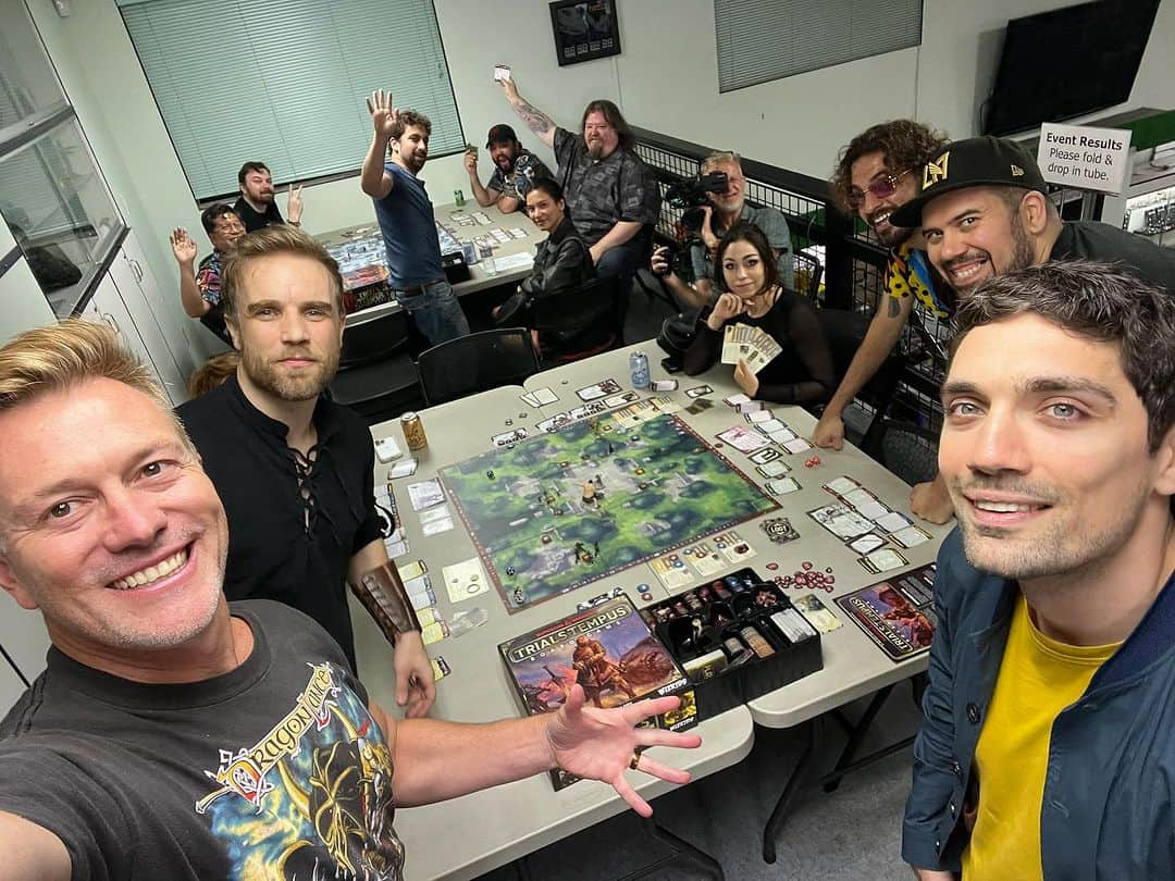 カイル・ニューマンのインスタグラム：「The TRIALS OF TEMPUS release party was a blast. Excited to see a board game we worked so hard on unleashed into the wild! If you love D&D then check it out. Kudos to my collaborators @thorknai & @adamcarasso as well as the fine folks at @wizkidsgames & @dndwizards. Thank you @ekcomicsandgames for hosting and @mirrorscapexr for sponsoring! #dnd #dungeonsanddragons #tabletopgames #tabletop #rpg」