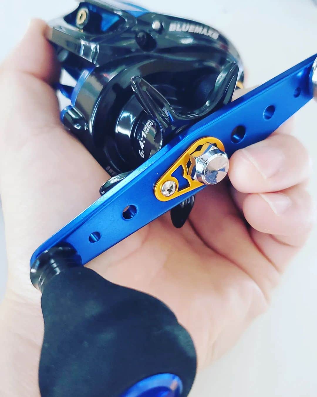 サトシさんのインスタグラム写真 - (サトシInstagram)「新しい相棒！安いけどお気に入り！⁡ ⁡まだ使ってないけどお気に入り！⁡⁡ ⁡普段右巻きだけどイキって左巻き！ ⁡⁡ ⁡早く使いたい🐙⁡ ⁡⁡ ⁡#アブガルシア⁡ ⁡#BLUEMAX⁡ ⁡⁡ ⁡#ほんわか釣り倶楽部 #ベイトリール #タコ #🐙」8月1日 11時50分 - satoshi_honwaka