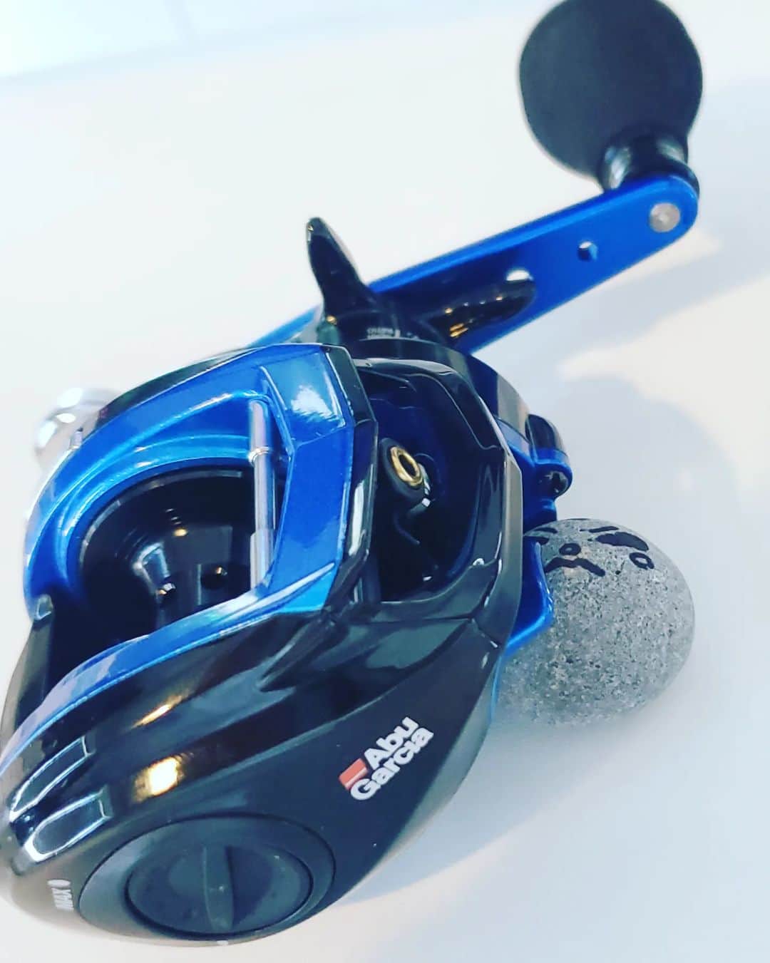 サトシさんのインスタグラム写真 - (サトシInstagram)「新しい相棒！安いけどお気に入り！⁡ ⁡まだ使ってないけどお気に入り！⁡⁡ ⁡普段右巻きだけどイキって左巻き！ ⁡⁡ ⁡早く使いたい🐙⁡ ⁡⁡ ⁡#アブガルシア⁡ ⁡#BLUEMAX⁡ ⁡⁡ ⁡#ほんわか釣り倶楽部 #ベイトリール #タコ #🐙」8月1日 11時50分 - satoshi_honwaka