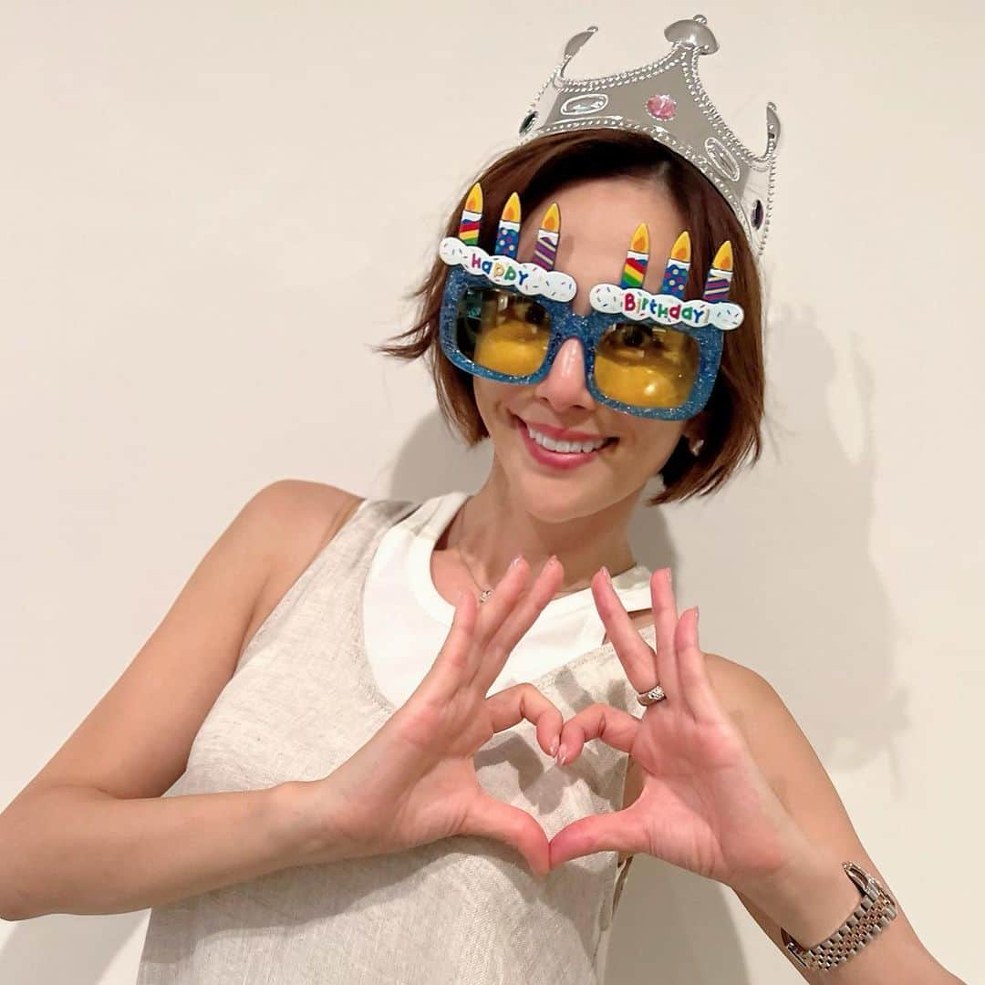 米倉涼子のインスタグラム：「皆さん沢山のメッセージをありがとうございます❤️ はい、もう48歳になりました🤣 色んなものを乗り越えて もっと新しい事に挑戦出来るように頑張ります！ ほんとにありがとう  Thank you for all the messages ❤️ Yes, I'm already 48 🤣 I will do my best to overcome various things and challenge new things!  See you soon!  Desafio  Yone」