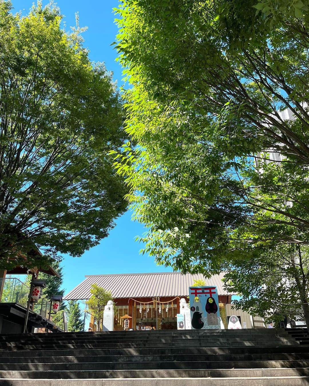 フルカワミキのインスタグラム：「近くにあった赤城神社。  境内のカフェに書いてあったのだが、水木しげる先生が、鬼太郎アニメ化の時にここで御祈祷されていたらしい。 ここでも水木しげる先生！  で、この日も御祈祷が始まっていました。  すっきりしていて綺麗なところだなあと思っていたら、 新しい社殿の建築は隈研吾さんらしいです。」