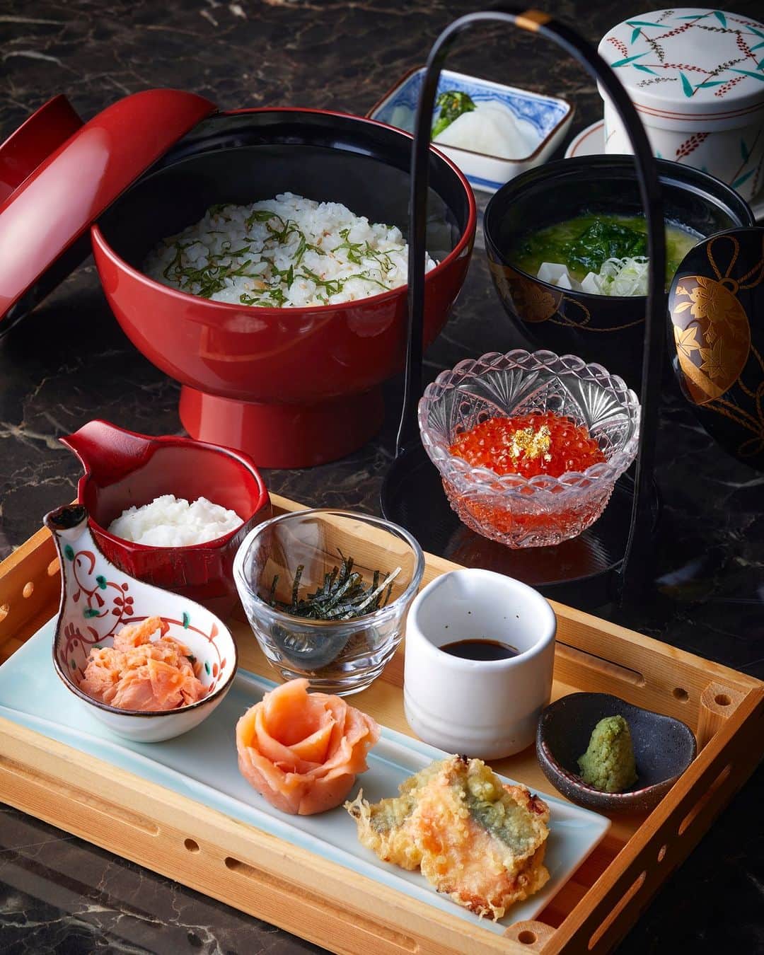 ホテルニューオータニ博多さんのインスタグラム写真 - (ホテルニューオータニ博多Instagram)「\千羽鶴の新作ランチ　「“極み”いくら飯」/  ホテルニューオータニ博多の特製醤油に漬けたいくらを、存分に味わえる「“極み”いくら飯」。刻み大葉とがりを混ぜ合わせたご飯の上にたっぷりとかけてお召し上がりいただけます！ 鮭西京漬けの天麩羅は、さくっとした衣とふわっとした鮭の食感をお楽しみください。他にもスモークサーモンや鮭ほぐしもご飯との相性抜群！  日頃頑張っているご自分へのご褒美ランチとしてもおすすめです！ ぜひいちどご賞味ください❣  ■極み”いくら飯　 料金：￥3,850　※サービス料別 御献立：いくら（60g）/鮭西京漬けの天麩羅/鮭ほぐし/スモークサーモン/胡麻入り香り飯/香の物/味噌汁/茶碗蒸し  #いくら #いくら丼 #いくらの醤油漬け #いくら醤油漬け #いくらご飯 #いくらごはん #いくら大好き #和食 #和食ランチ #和食ごはん #日本料理 #福岡ランチ #福岡グルメ #ご褒美ランチ #天神グルメ #天神ランチ #新作メニュー #hotelnewotanihakata #newotanihakata #hotelnewotani #newotani #ホテルニューオータニ博多 #ニューオータニ博多」8月1日 12時00分 - newotani_hakata_official