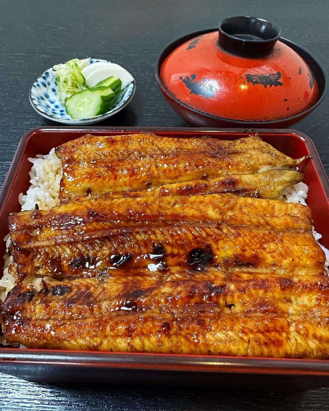 ハチミツ二郎さんのインスタグラム写真 - (ハチミツ二郎Instagram)「月イチ鰻と決めているけど4ヶ月降りの鰻。 近所の行きつけの店。 8月に食う鰻は美味い。  いつも地元常連客で満席で昼のピーク時は行列なので店名は伏せておきます。  #鰻 #unagi」8月1日 12時00分 - jirohachimitsu