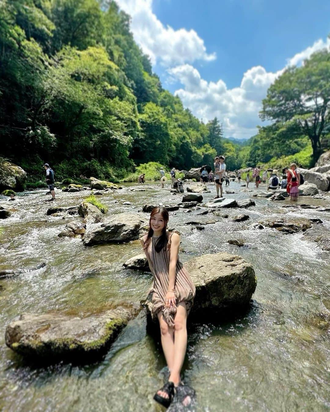 土屋炎伽のインスタグラム：「✴︎  8月🌻 あっという間だなと思う反面、 毎日暑すぎて今から夏本番とは 信じたくないような🫠☀️  今年は少しでも多く夏っぽいことをしたくて 時間を見つけて足を運んでいます😊 この前滝を見に行ったら近くに川があって、 ものすごく久しぶりに入ってみたら もう最高すぎて🥹🏞️ 小さい頃はよく川で遊んでいたので、 たくさんの子ども達の姿を見ながら 懐かしさに浸った時間でした☺️  まだまだ猛暑日が続くと思うので 引き続き体調には気をつけてお過ごしください😌🍀」