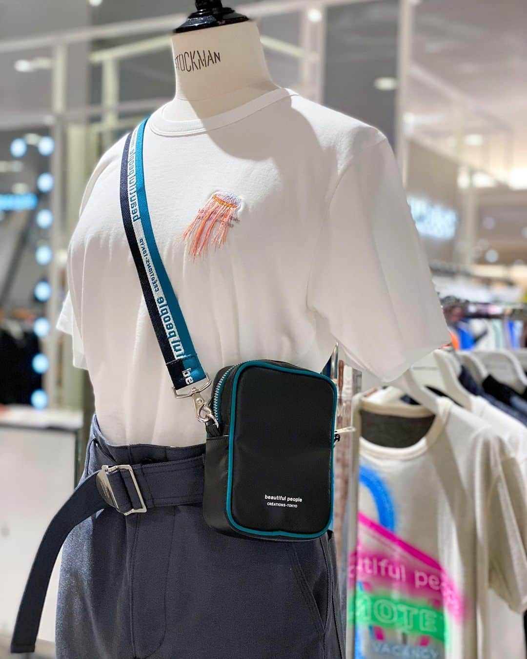のインスタグラム：「. beautiful people 23AW COLLECTION At 3F MODE  「beautiful people」より、23AWコレクションをご紹介。 ロゴテープのミニショルダーバッグやゴミ袋から着想したユニークなバッグの他、クラゲの足をフリンジで表現したTシャツなどがラインアップ。  Page1 Tシャツ　22,000円 バッグ(W11.5×H15.5×D4cm)　17,600円  Page2 左）バッグ(W45×H36×D20cm)　36,300円 右）バッグ(W31×H28×D15cm)　30,800円  Page3 左）バッグ(W16×H11.5×D4cm)　17,600円 右）バッグ(W11.5×H15.5×D4cm)　17,600円  Page4　トップス　29,700円 Page5　ジャケット　69,300円  Page6 ジャケット　69,300円 パンツ　66,000円  Page7　Tシャツ(reversible)　33,000円 Page8　Tシャツ　22,000円 Page9　ワンピース　27,500円 Page10　ワンピース　45,100円  #beautifulpeople #ビューティフルピープル #hankyumode #hankyu #阪急うめだ本店 #うめはん #ファッション #新作 #23aw #バッグ #Tシャツ #ワンピース #デニムジャケット」